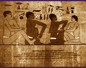 Immagine di schiavi egizi che massaggiano piedi e mani,