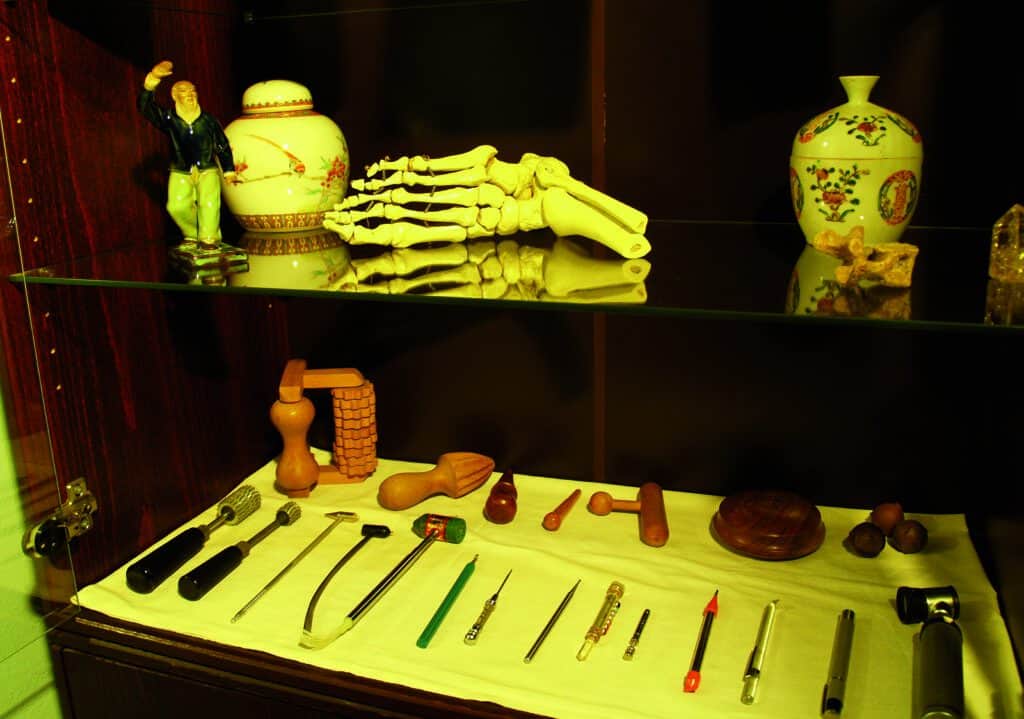 Baldassarre Reflessologo Taoista, vetrina con strumenti ausili terapeutici