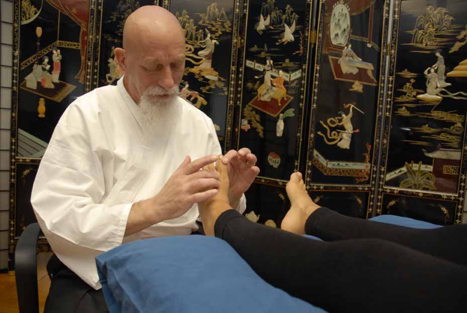 Baldassarre Laozu esegue un massaggio dei piedi