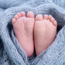 Piede piatto di un neonato. I bambini hanno il piede piatto perché non devono ancora sostenere il peso del loro corpo. Alla nascita il bambino ha i piedi perfettamente piatti come la sua colonna vertebrale. peso del loro corpo. 