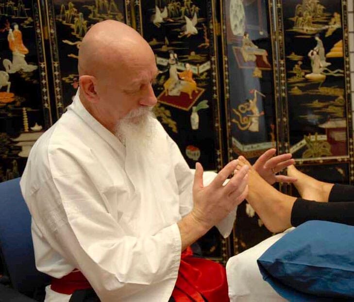 Come diventare Reflessologo Plantare
Laozu esegue un trattamento sui piedi.
Le mani si muovono a ritmo musicale