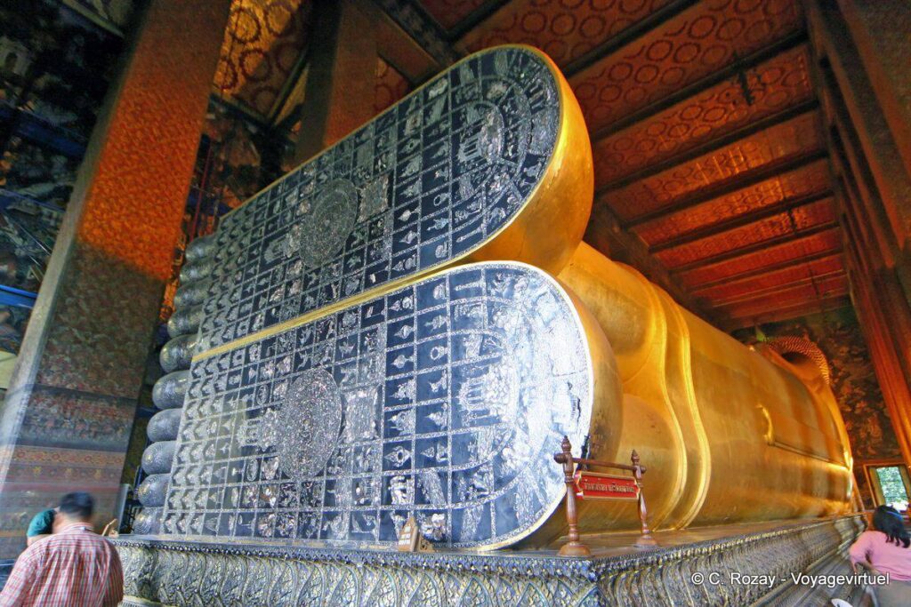 Reflessologia Plantare India.Massaggio dei piedi. Piedi di Buddha reclinato con sandali intarsiati di madreperla firma 108 buoni auspici, Wat Pho, Bangkok - La Tailandia